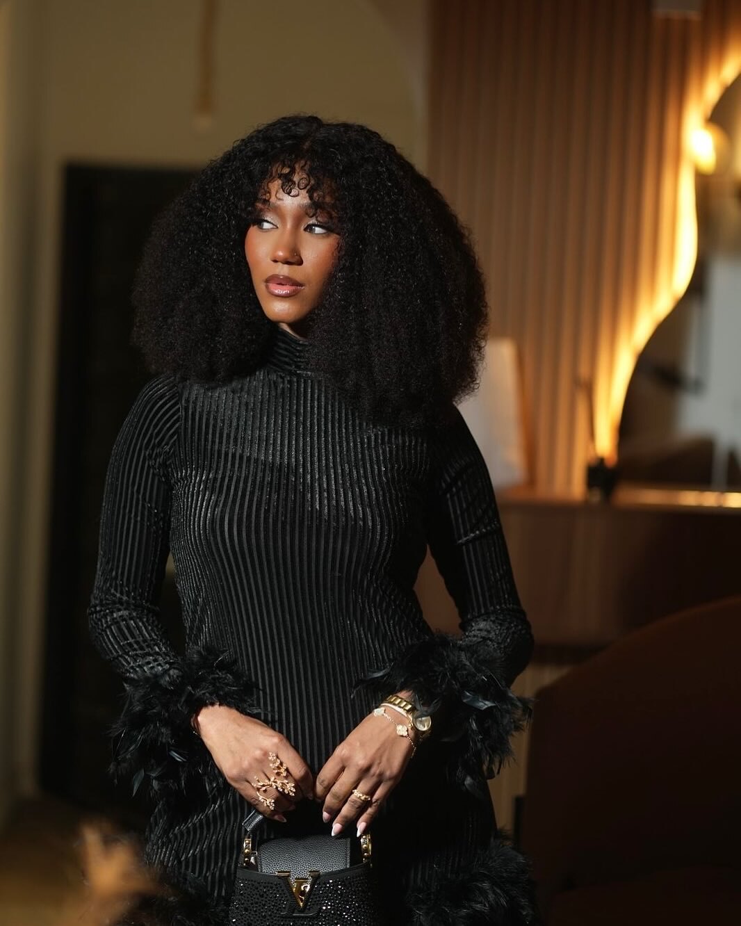 Amy Lucia Diop, pose debout