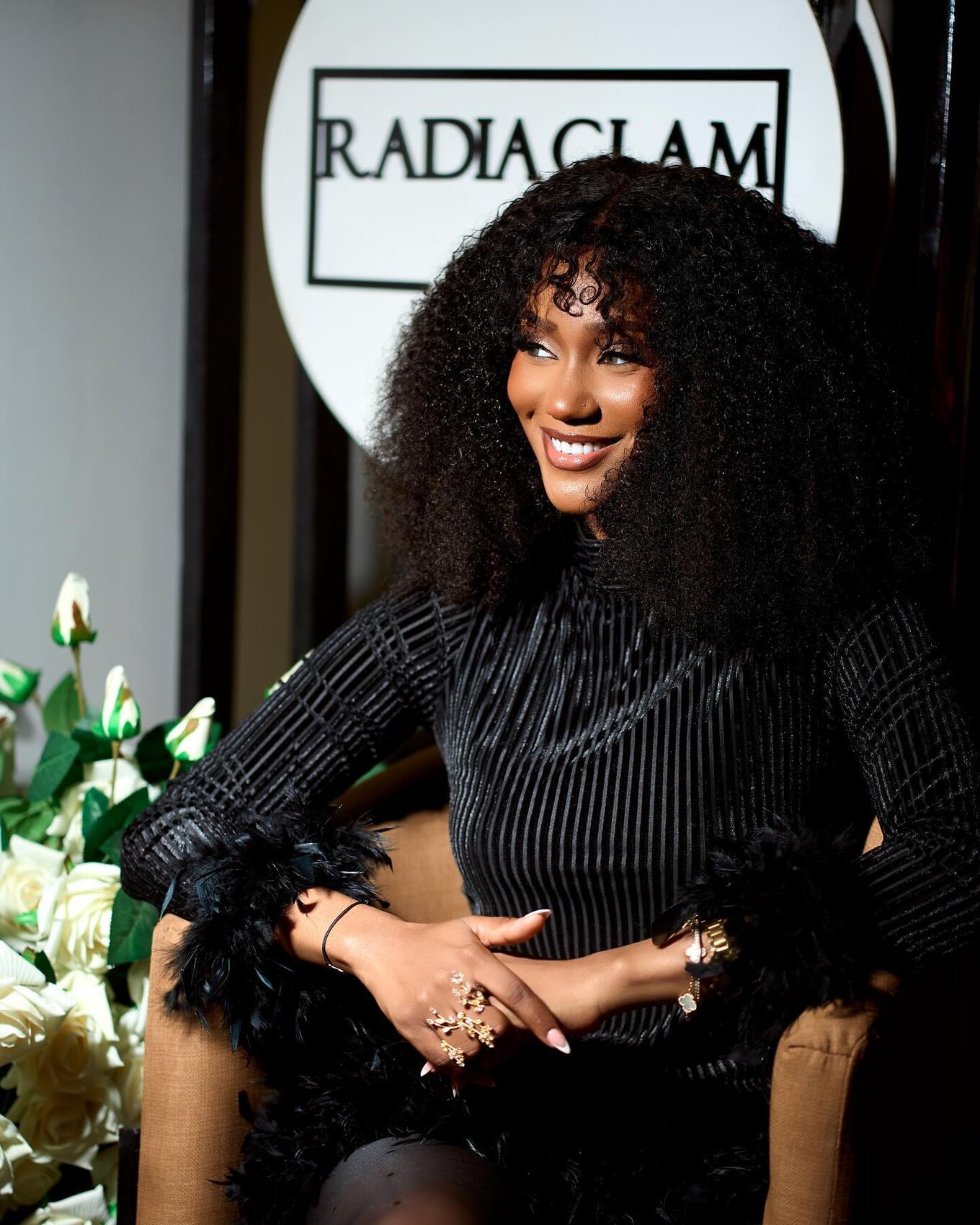 Amy Lucia Diop assise, élégante